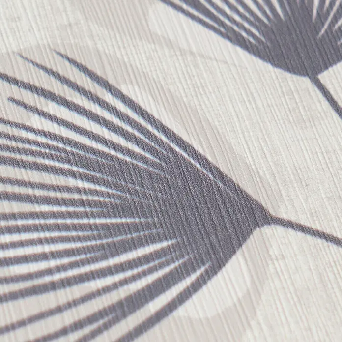 A.S. Création Nordic Feeling Vliestapete Blätter I - Grau-Blau, Floral, 10,05 x 0,53 m - Strukturierte Oberfläche mit dunklem, grauem Palmenblattmuster auf hellem, strukturiertem Hintergrund.