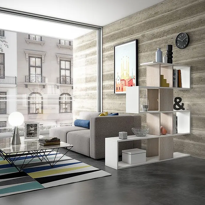 Kiamami Valentina Holzregal - Aufstellen, Weiß, Holzoptik - Modulares Regal in Weiß und hellem Holz, präsentiert Bücher und Deko in einem modernen Wohnzimmer.