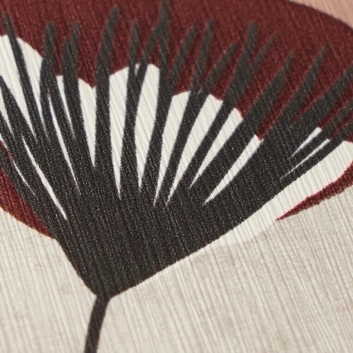 A.S. Création Nordic Feeling Vliestapete Blätter I - Grau-Braun, Floral, 10,05 x 0,53 m - Strukturierter Stoff mit dunkelbraunem Fächermuster auf hellem Beige, akzentuiert mit Rotbraun.