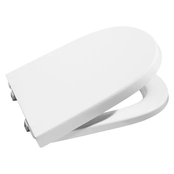 Roca Meridian-N Tapa de WC Compact - Termoplástico, Blanco, Con caída amortiguada - Primer plano de un asiento de inodoro blanco con accesorios cromados sobre un fondo negro.