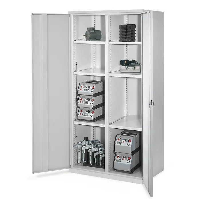 Kappes Metall-Mehrzweckschrank Schwerlastschränke mit Mitteltrennwand 1950x1000x600mm Vollblechtüren Mod - Lichtgrau - Grauer Metallschrank mit geöffneten Türen, der mehrere Regale voller Werkzeuge und Geräte zeigt.