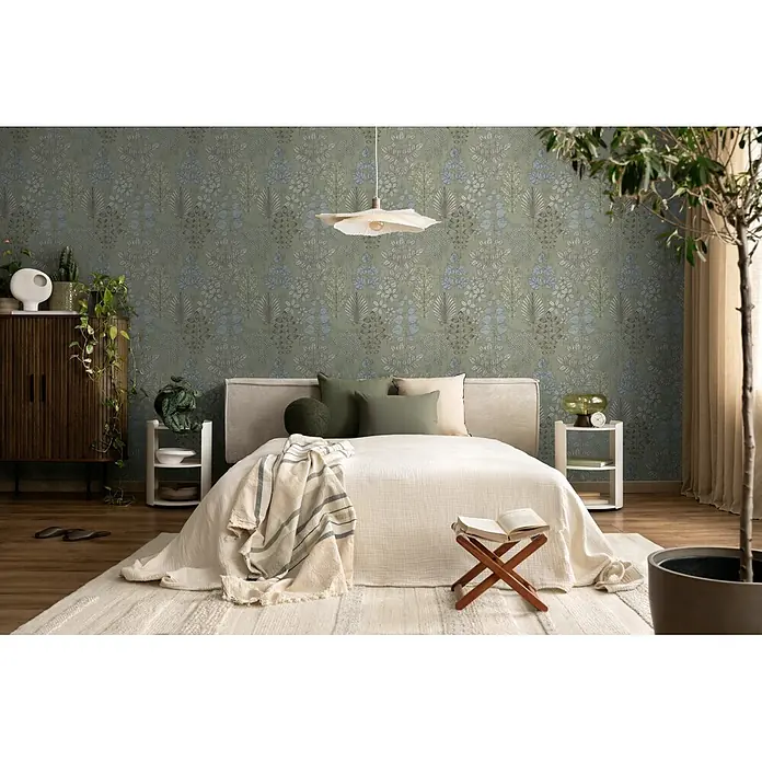 A.S. Création Nordic Feeling Vliestapete Blätter II - Grün-Blau, Uni, 10,05 x 0,53 m - Grüne botanische Tapete mit hellblauen und grünen Blättern an einer Schlafzimmerwand hinter einem Bett.