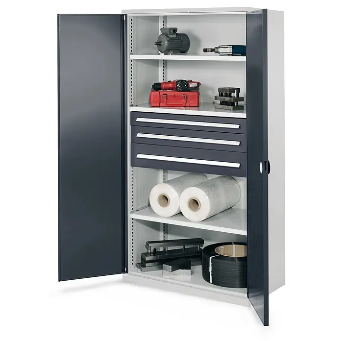 Kappes Metall-Mehrzweckschrank Schwerlastschränke ohne Mitteltrennwand 1950x1000x600mm Modell 46 Doppelwa - 60 cm x 1.000 cm x 1,95 m, Anthrazitgrau - Dunkelgrauer Metall-Werkstattschrank mit offener Tür, mehreren Regalböden und drei internen Schubladen zur organisierten Aufbewahrung.