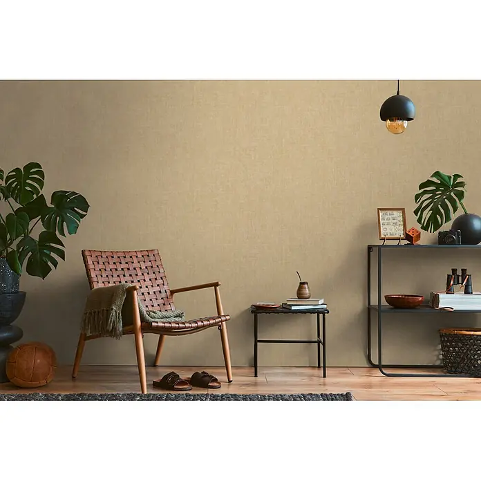 A.S. Création Cuba 2 Vliestapete Uni - Braun, Uni, 10,05 x 0,53 m - Beige strukturierte Tapete in einem Wohnzimmer, die einen warmen und neutralen Hintergrund bildet.