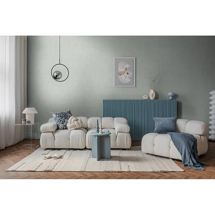 A.S. Création Nordic Feeling Vliestapete Uni - Blau-Türkis, Uni, 10,05 x 0,53 m - Beigefarbenes modulares Sofa- und Sessel-Set aus Bouclé mit geschwungenen Formen im modernen Wohnzimmer.