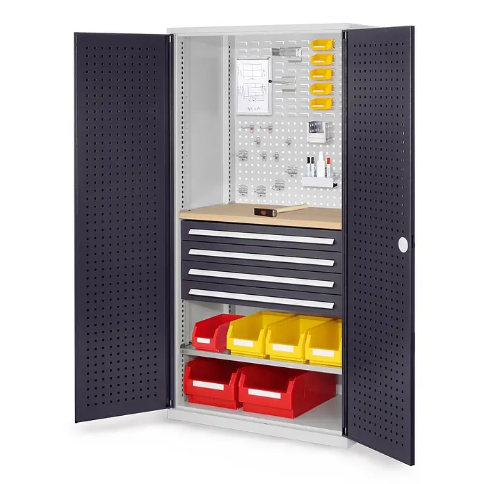 Kappes Metall-Mehrzweckschrank ®RasterPlan Schubladenschränke 1950x1000x600mm Lochplattentüren Modell 1 - 60 cm x 1.000 cm x 1,95 m, Anthrazitgrau - Werkstattschrank mit offenen dunkelgrauen Türen, Lochwand, Holzarbeitsplatte, dunkelgrauen Schubladen und roten/gelben Lagerbehältern.