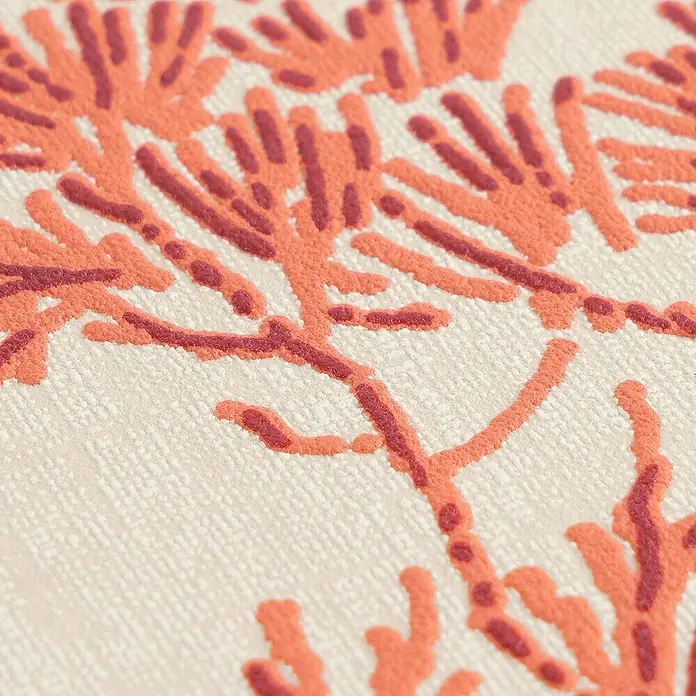 A.S. Création Metropolitan Stories Vibes & Styles Vliestapete Zen - Rot-Beige, Floral, 10,05 x 0,53 m - Texturierter Stoff mit erhabenen Korallenmustern in zwei rötlich-orangen Tönen auf cremefarbenem Grund.