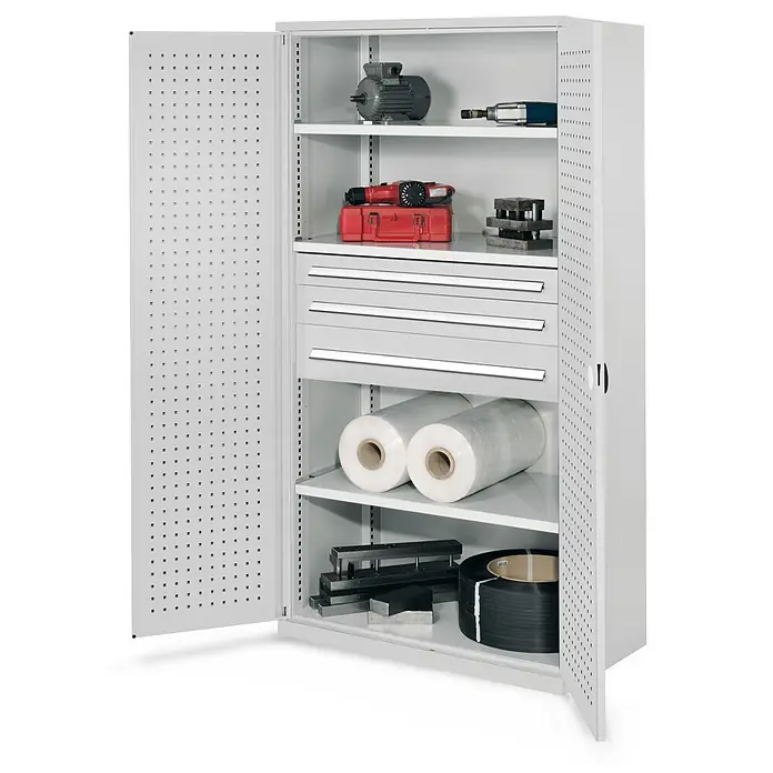 Kappes Metall-Mehrzweckschrank Schwerlastschränke ohne Mitteltrennwand 1950x1000x600mm Modell 46 Lochplat - Lichtgrau - Hellgrauer Metallschrank mit offenen Türen, Fächern, Schubladen und Lochblecheinsätzen, gefüllt mit Werkzeugen.