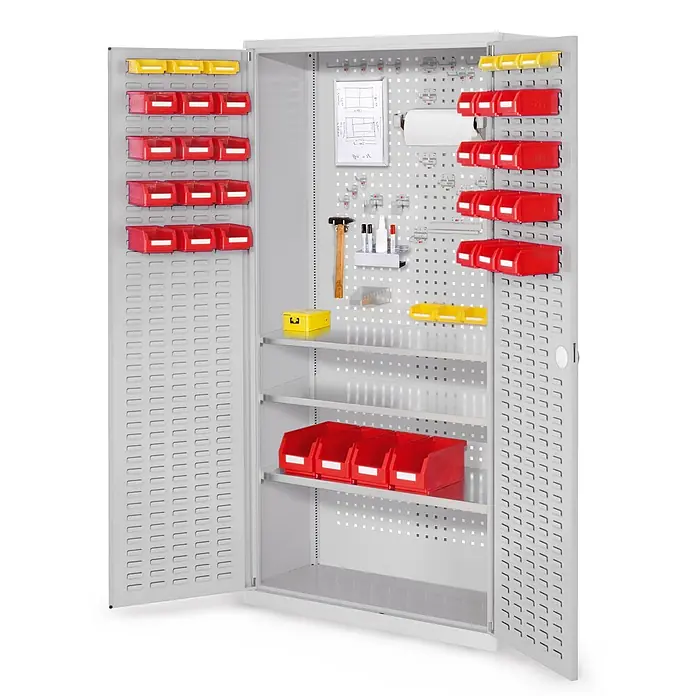 Kappes Metall-Mehrzweckschrank ®RasterPlan Werkzeugschrank 1950x1000m Modell 6 Tiefe 410mm Schlitzplatten - Lichtgrau - Offener grauer Metallschrank mit Lochplatten, Regalen und roten/gelben Lagerbehältern.