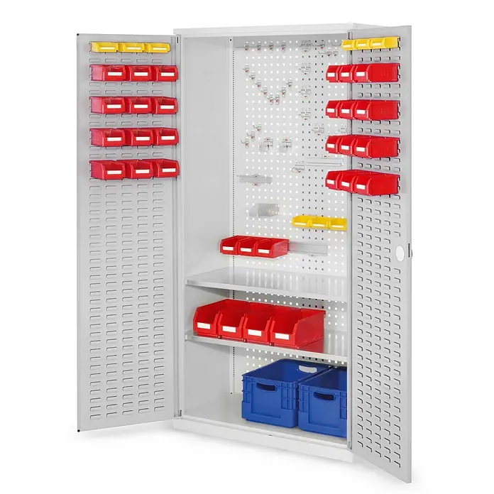 Kappes Metall-Mehrzweckschrank ®RasterPlan Werkzeugschrank 1950x1000m Modell 5 Tiefe 500mm Schlitzplatten - Lichtgrau - Weißer Stahlschrank mit zwei geöffneten Türen, ausgestattet mit Lochwänden, Regalböden, roten und gelben Kunststoffbehältern und blauen Kästen zur Teilelagerung.