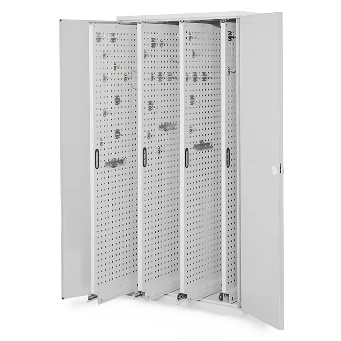 Kappes ®RasterPlan Vertikalschränke 1950x1000x600mm Modell 83 Doppelwandtüren lichtgrau -  - Weißer Metall-Schlüsselschrank mit mehreren verschiebbaren Lochplatten, die verschiedene Haken zur Schlüsselorganisation zeigen.