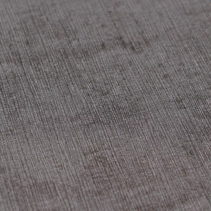 A.S. Création Nordic Feeling Vliestapete Uni I - Grau, Uni, 10,05 x 0,53 m - Nahaufnahme eines taupefarbenen Plüschstoffs mit weicher, gebürsteter Textur und subtilem Strich.