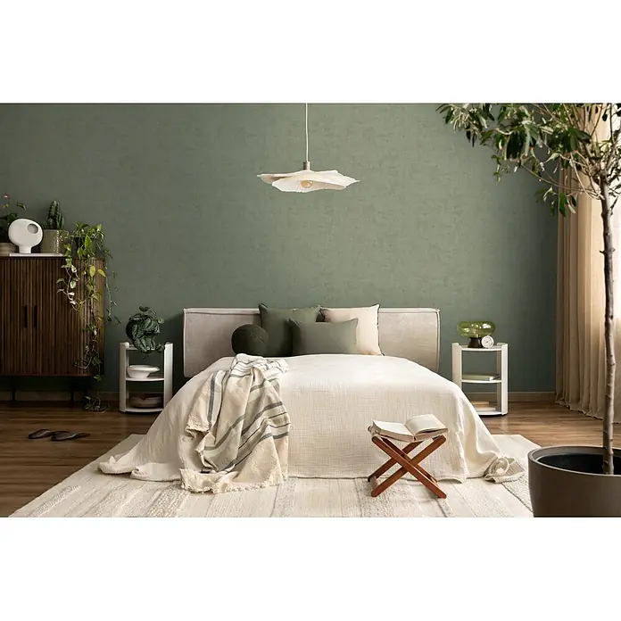 A.S. Création Nordic Feeling Vliestapete Uni - Dunkelgrün, Uni, 10,05 x 0,53 m - Grüne strukturierte Tapete in einem Schlafzimmer.