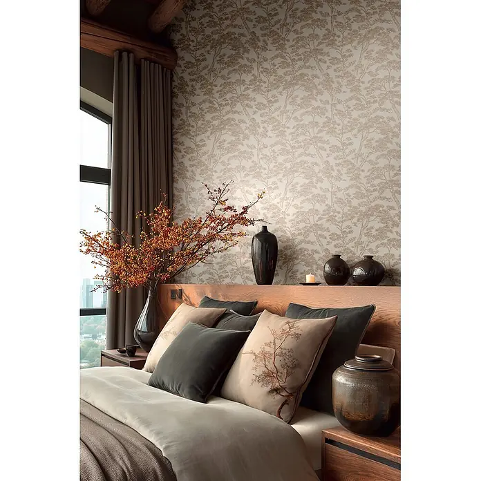 A.S. Création Metropolitan Stories Vibes & Styles Vliestapete Zen - Beige, Floral, 10,05 x 0,53 m - Schlafzimmerwand mit hellbrauner Tapete und einem dezenten, sich wiederholenden Muster eleganter Baumsilhouetten.