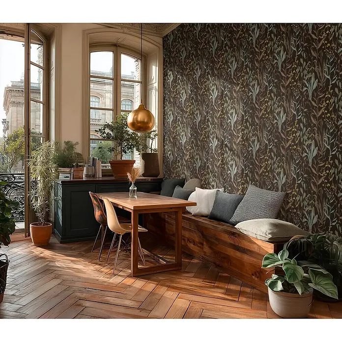 A.S. Création Metropolitan Stories Vibes & Styles Vliestapete Gräser - Dunkelbraun, Floral, 10,05 x 0,53 m - Dunkelbraune Tapete mit zartem botanischem Muster aus Blättern und Stielen in Erdtönen, die einen Essbereich schmückt.