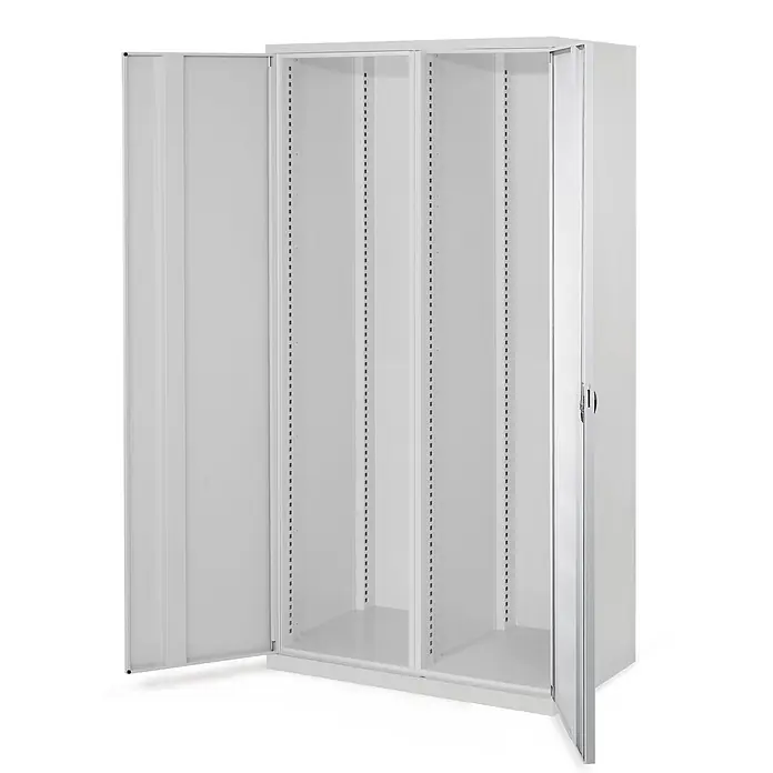 Kappes Metall-Mehrzweckschrank Schwerlastschränke mit Mitteltrennwand 1950x1000x600mm Vollblechtüren Mod - 60 cm x 1.000 cm x 1,95 m, Lichtgrau - Hellgrauer Metallschrank mit zwei geöffneten Türen, leeren Fächern und Regalverstellperforationen.