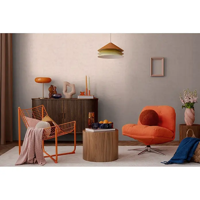 A.S. Création Nordic Feeling Vliestapete Uni I - Creme-Rosa, Uni, 10,05 x 0,53 m - Oranger Drahtstuhl aus Metall mit pinker Decke und Kissen, in einem modernen Wohnzimmer platziert.
