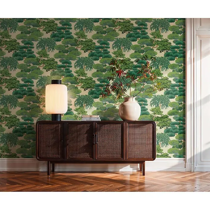 A.S. Création Cuba 2 Vliestapete Natur - Grün-Creme, Floral, 10,05 x 0,53 m - Dunkle Holzkonsole mit geflochtenen Rattanfronten, in einem Wohnraum mit Lampe und Vase inszeniert.