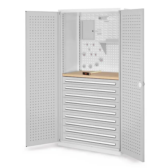 Kappes ®RasterPlan Schubladenschränke 1950x1000x600mm Lochplattentüren Modell 17 lichtgrau -  - Hellgrauer Metall-Werkstattschrank mit offenen Türen, Lochwänden, einer Holzablage und mehreren Schubladen. Ein Hammer liegt auf der Ablage.