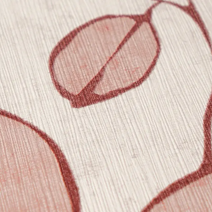 A.S. Création Nordic Feeling Vliestapete Blätter III - Grau-Rosa, Floral, 10,05 x 0,53 m - Nahaufnahme von hellbeiger, strukturierter Tapete mit transparentem, rötlich-braunem Blumenmuster.