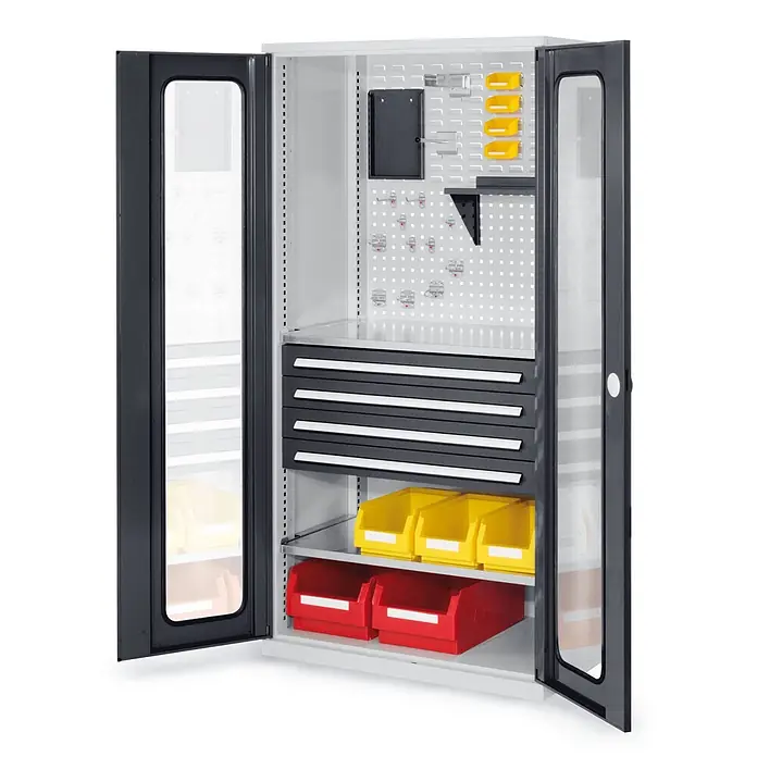 Kappes Metall-Mehrzweckschrank ®RasterPlan Schubladenschränke 1950x1000x600mm Sichtfenstertüren Modell - Anthrazitgrau - Offener grauer Metallschrank mit Klarsichttüren, Lochwand, drei dunkelgrauen Schubladen und gelben/roten Lagerbehältern.