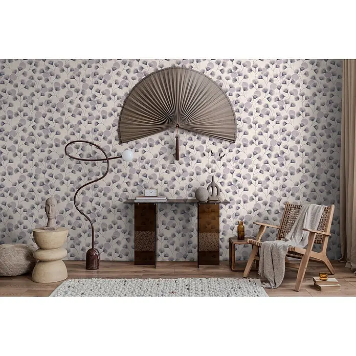 A.S. Création Nordic Feeling Vliestapete Blätter I - Grau-Blau, Floral, 10,05 x 0,53 m - Botanisch gemusterte Tapete in Blau-Grau und Hellviolett auf beigem Grund, schmückt eine stilvolle Wohnzimmerwand.
