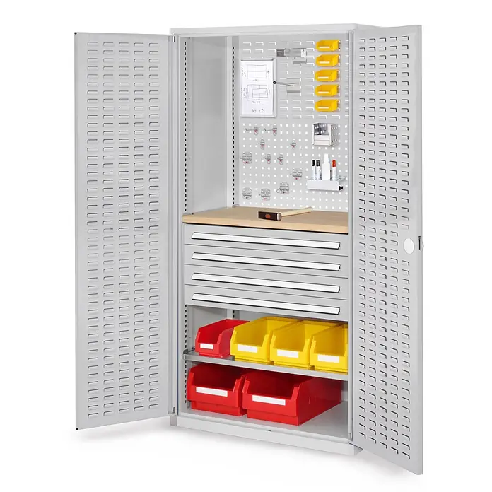 Kappes Metall-Mehrzweckschrank ®RasterPlan Schubladenschränke 1950x1000x600mm Schlitzplattentüren Model - 60 cm x 1.000 cm x 1,95 m, Lichtgrau - Grauer Metall-Werkstattschrank mit offenen Türen, Holzarbeitsplatte, mehreren Schubladen, Regalböden mit roten und gelben Behältern und Lochwand.