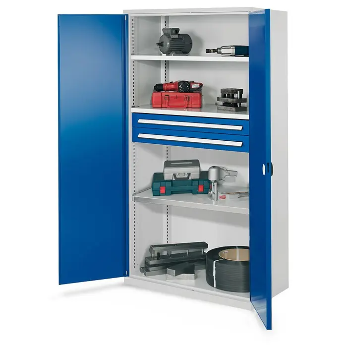 Kappes Metall-Mehrzweckschrank Schwerlastschränke ohne Mitteltrennwand 1950x1000x600mm Modell 45 Doppelwa - Enzianblau - Blau-weißer Industrieschrank mit offenen Türen, zeigt Regale und blaue Schubladen mit Werkzeugen und Ausrüstung.