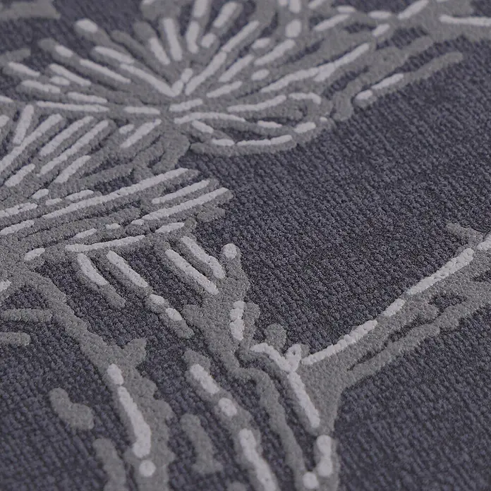 A.S. Création Metropolitan Stories Vibes & Styles Vliestapete Zen - Grau, Floral, 10,05 x 0,53 m - Dunkelgrauer Teppich mit erhabenem, strukturiertem Muster aus hellgrauen und weißen abstrakten Formen.