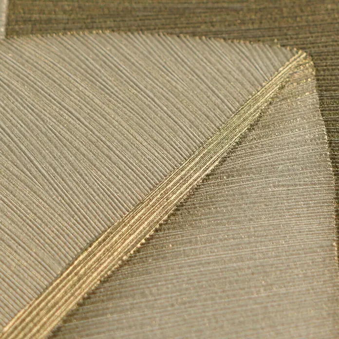A.S. Création Metropolitan Stories Vibes & Styles Vliestapete Palme - Beige-Grün, Floral, 10,05 x 0,53 m - Nahaufnahme eines strukturierten gold-beigen Materials mit feinen diagonalen Linien und einem erhabenen diagonalen Grat.