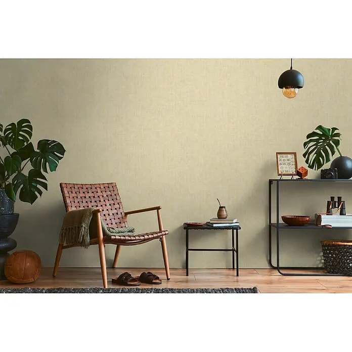 A.S. Création Cuba 2 Vliestapete Struktur - Grün-Beige, Uni, 10,05 x 0,53 m - Hellbeige texturierte Tapete in Leinenoptik an einer Wohnzimmerwand.