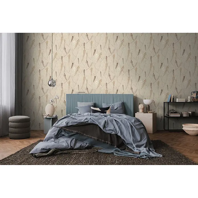 A.S. Création Nordic Feeling Vliestapete Skandi - Beige-Braun, Floral, 10,05 x 0,53 m - Beige Tapete mit zarten Blattzweigen in Braun- und Weißtönen an einer Schlafzimmerwand.