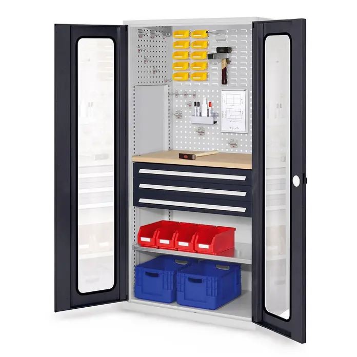 Kappes Metall-Mehrzweckschrank ®RasterPlan Schubladenschränke 1950x1000x600mm Sichtfenstertüren Modell - Anthrazitgrau - Vielseitiger grauer Werkstattschrank mit geöffneten transparenten Türen, zeigt Lochwände, Regale, Schubladen, gelbe und rote Behälter, blaue Kisten.