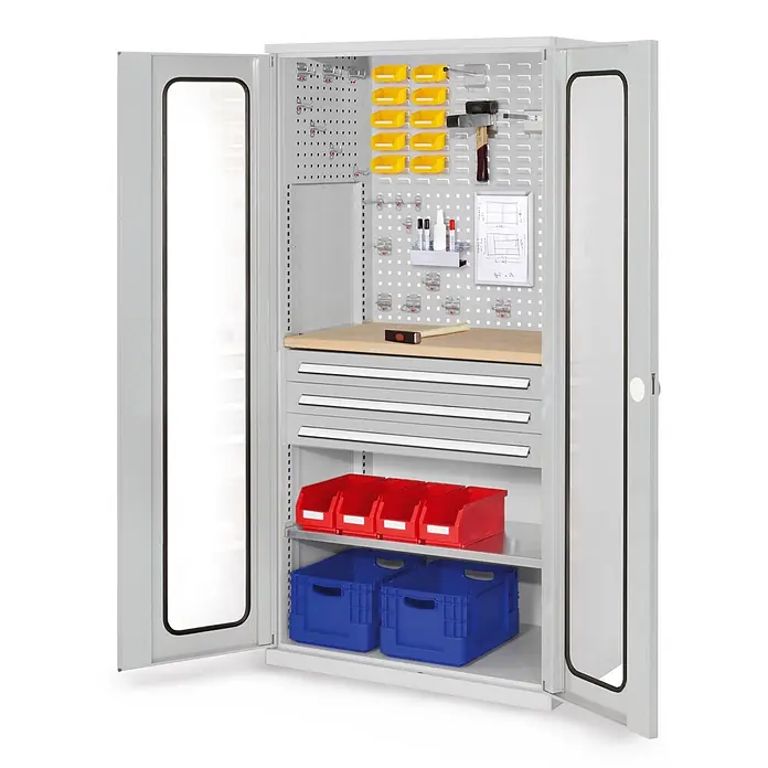 Kappes Metall-Mehrzweckschrank ®RasterPlan Schubladenschränke 1950x1000x600mm Sichtfenstertüren Modell - Lichtgrau - Ein offener grauer Metall-Werkstattschrank mit Lochwand, Einlegeböden, Schubladen, gelben und roten Lagerboxen sowie blauen Kisten.