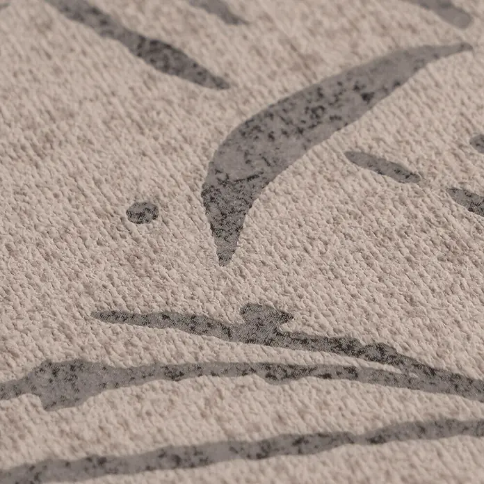 A.S. Création Metropolitan Stories Vibes & Styles Vliestapete Gräser I - Braun-Beige, Floral, 10,05 x 0,53 m - Nahaufnahme eines hellbeigen, strukturierten Stoffes mit grauem, abstraktem Muster, das Fasern und Mustertextur zeigt.
