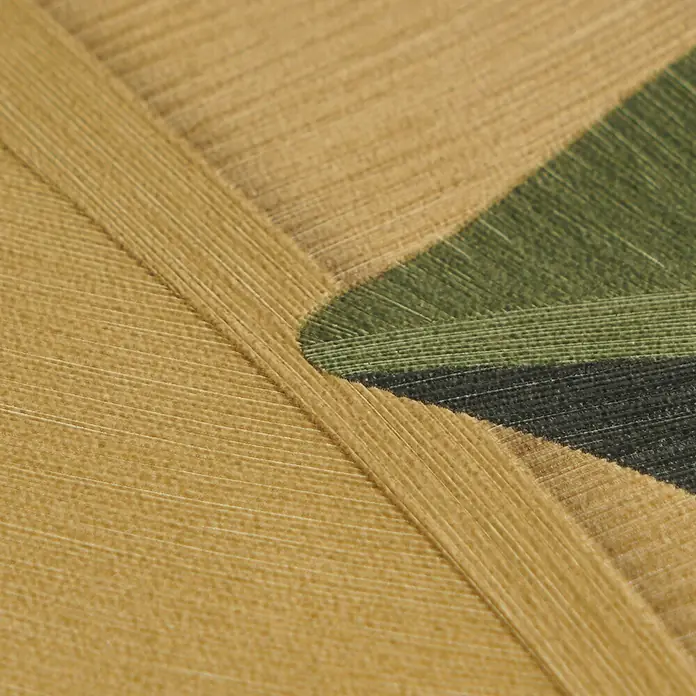 A.S. Création Metropolitan Stories Vibes & Styles Vliestapete Palme - Gelb-Grün, Floral, 10,05 x 0,53 m - Nahaufnahme von strukturiertem Stoff mit geometrischen Streifen in Beige, Grün und Dunkelgrau, mit sichtbaren linearen Pinselstrichen.
