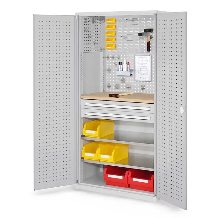 Kappes Metall-Mehrzweckschrank ®RasterPlan Schubladenschränke 1950x1000x600mm Lochplattentüren Modell 1 - Lichtgrau - Grauer Metall-Werkstattschrank mit offenen Türen, innen Lochwand, Werkbank, Schubladen und Regalen mit bunten Lagerbehältern.