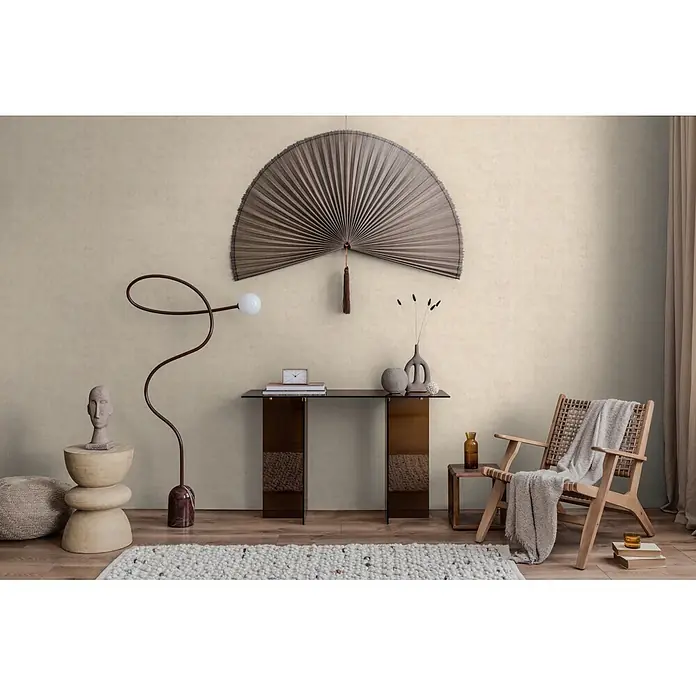 A.S. Création Nordic Feeling Vliestapete Uni - Grau-Beige, Uni, 10,05 x 0,53 m - Große braune, halbkreisförmige Wanddekoration, die einem gefalteten Fächer mit Quaste ähnelt und ein stilvolles Interieur schmückt.