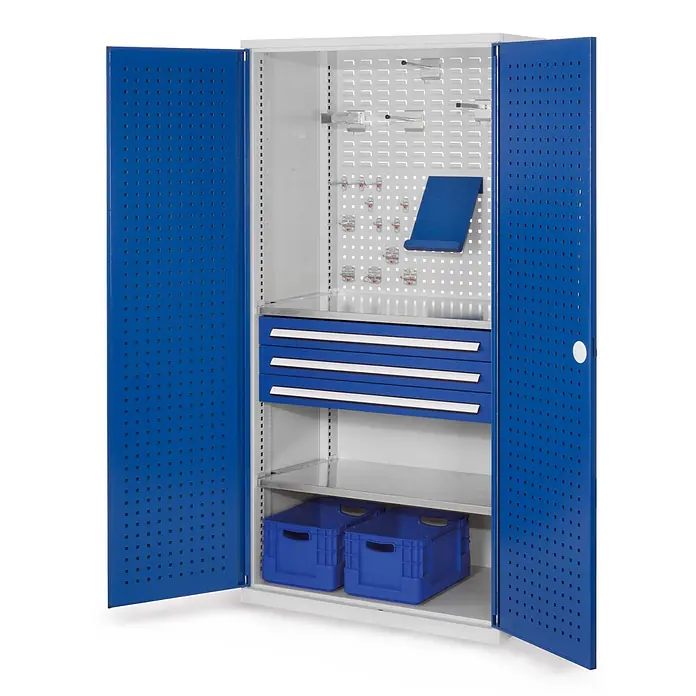 Kappes Metall-Mehrzweckschrank ®RasterPlan Schubladenschränke 1950x1000x600mm Lochplattentüren Modell 1 - Enzianblau - Offener blau-weißer Metallschrank mit Lochwand, drei blauen Schubladen und zwei Regalböden mit blauen Kisten.