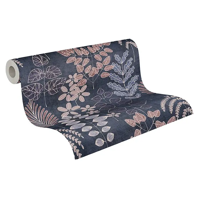 A.S. Création Nordic Feeling Vliestapete Blätter II - Blau-Lila, Uni, 10,05 x 0,53 m - Teilweise abgerollte dunkelblaue Tapetenrolle mit Blattmuster in verschiedenen Braun-, Rosa- und Blautönen.