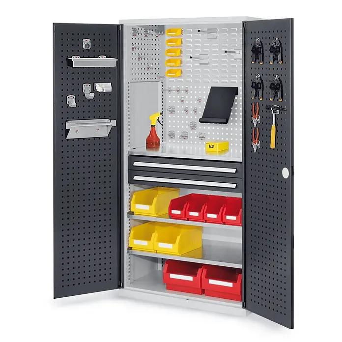 Kappes Metall-Mehrzweckschrank ®RasterPlan Schubladenschränke 1950x1000x600mm Lochplattentüren Modell 1 - Anthrazitgrau - Grauer Industrieschrank mit offenen Türen, ausgestattet mit Lochwänden, Regalen, Schubladen und bunten Aufbewahrungsbehältern für Werkzeuge und Kleinteile.