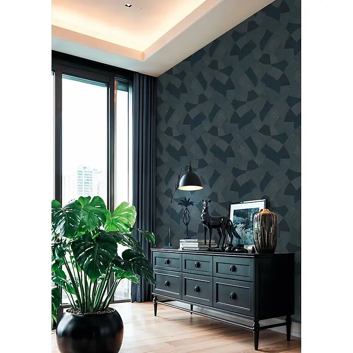 A.S. Création Cuba 2 Vliestapete Grafik - Blau-Beige, Grafisch, 10,05 x 0,53 m - Eine große, elegante schwarze Kommode mit sechs Schubladen und runden Griffen, dekoriert, in einem stilvollen Raum.