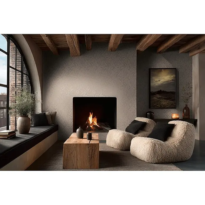 A.S. Création Metropolitan Stories Vibes & Styles Vliestapete Gräser I - Braun-Beige, Floral, 10,05 x 0,53 m - Gemütliches Wohnzimmer mit taupefarbener Tapete mit zartem Blattmuster, Kamin und bequemen Sitzgelegenheiten.