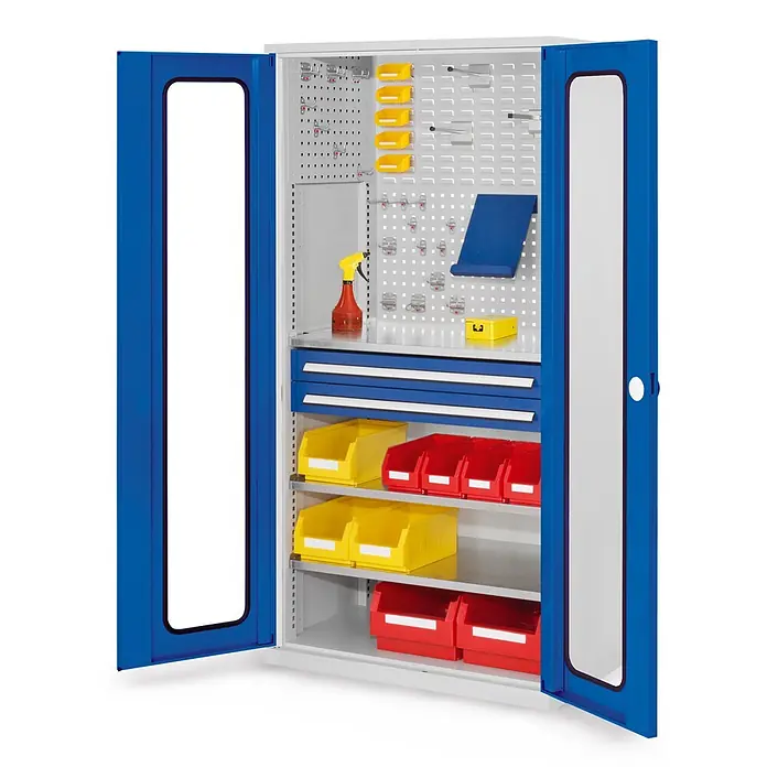 Kappes Metall-Mehrzweckschrank ®RasterPlan Schubladenschränke 1950x1000x600mm Sichtfenstertüren Modell - 60 cm x 1.000 cm x 1,95 m, Enzianblau - Offener blauer Industrieschrank mit Lochwand, Regalböden, Schubladen und gelben/roten Lagerbehältern.