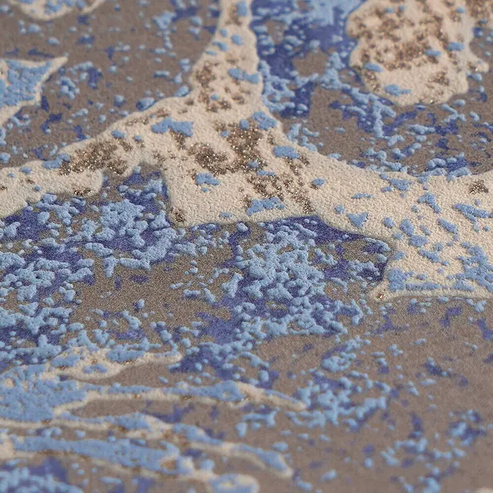 A.S. Création Metropolitan Stories Vibes & Styles Vliestapete Barock - Blau-Braun, Ornament, 10,05 x 0,53 m - Strukturierte Dekoroberfläche mit abstraktem Muster in Blau, Lila, Beige, Grau und Glitzerakzenten.