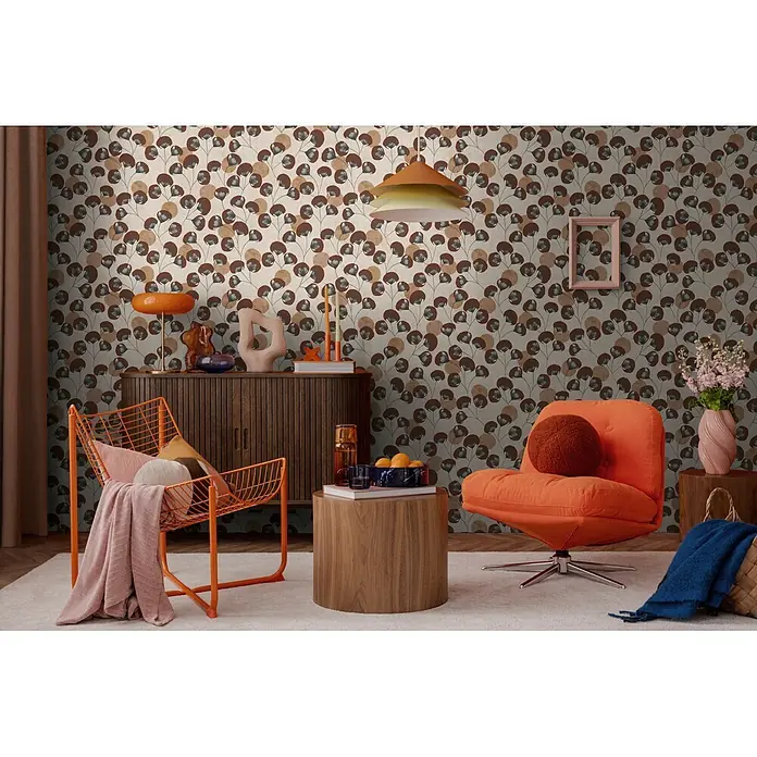 A.S. Création Nordic Feeling Vliestapete Blätter I - Grau-Braun, Floral, 10,05 x 0,53 m - Retro-gemusterte Tapete mit braunen und beigefarbenen Blumenmotiven in einem Wohnzimmer im Mid-Century-Stil.