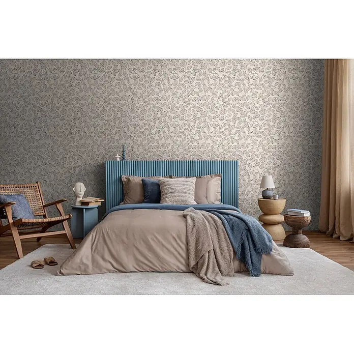 A.S. Création Nordic Feeling Vliestapete Blätter III - Grau-Weiß, Floral, 10,05 x 0,53 m - Blattgemusterte Tapete im Schlafzimmer, heller beiger Hintergrund mit dunklen Blattumrissen.