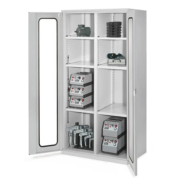 Kappes Metall-Mehrzweckschrank Schwerlastschränke mit Mitteltrennwand 1950x1000x600mm Sichtfenstertüren - Lichtgrau - Weißer Metallschrank mit zwei geöffneten Türen, gefüllt mit verschiedenen Industrie- und Elektronikgeräten auf Regalböden.