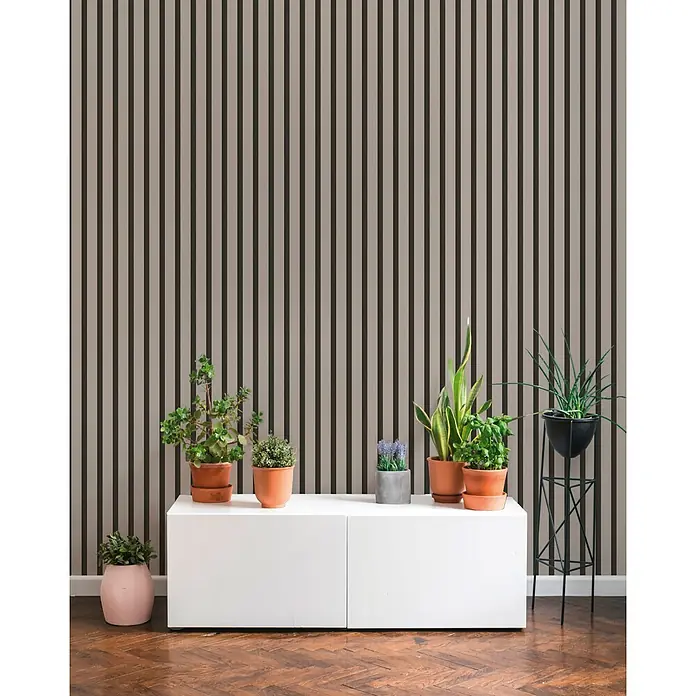 A.S. Création Pintwalls 3 Vliestapete Paneele - Greige-Schwarz, Sonstiges, 10,05 x 0,53 m - Dunkle vertikale Streifen auf hellem Hintergrund, die eine moderne, strukturierte Wandgestaltung in einem Wohnraum schaffen.