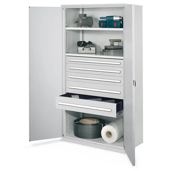 Kappes Metall-Mehrzweckschrank Schwerlastschränke ohne Mitteltrennwand 1950x1000x600mm Modell 44 Doppelwa - Lichtgrau - Grauer Metallschrank mit offenen Türen, Regalen und mehreren Schubladen, eine davon geöffnet.
